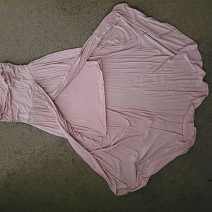 Strapless tight-fitting dress.
